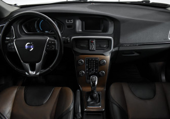 Подержанный автомобиль Volvo V40 Cross Country 2013 года (18 фото)