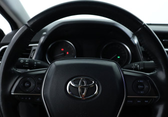 Подержанный автомобиль Toyota Camry Sedan 2019 года (20 фото)
