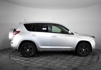 Подержанный автомобиль Toyota RAV4 2010 года (4 фото)