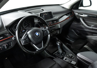 Подержанный автомобиль BMW X1 2016 года (11 фото)
