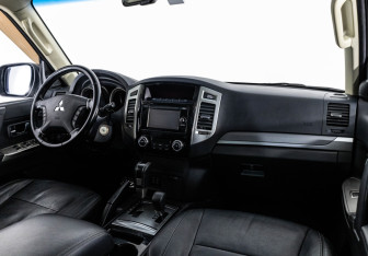 Подержанный автомобиль Mitsubishi Pajero 2014 года (10 фото)