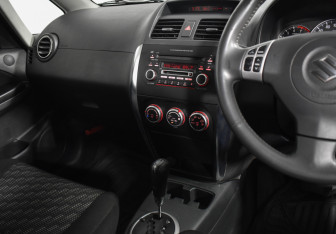 Подержанный автомобиль Suzuki SX4 Hatchback 2006 года (17 фото)