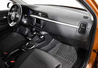 Подержанный автомобиль Kia Rio Sedan 2017 года (12 фото)