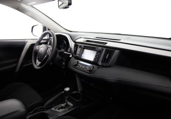Подержанный автомобиль Toyota RAV4 2016 года (13 фото)
