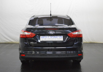 Подержанный автомобиль Ford Focus Sedan 2013 года (6 фото)
