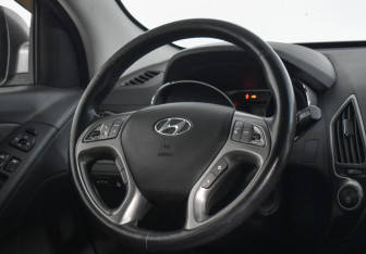 Подержанный автомобиль Hyundai ix35 2015 года (14 фото)