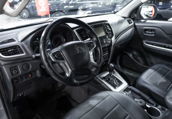 Подержанный автомобиль Mitsubishi L200 2021 года (17 фото)