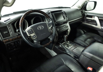 Подержанный автомобиль Toyota Land Cruiser Suv 2011 года (11 фото)