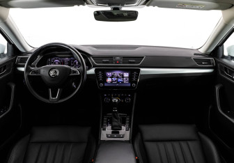 Подержанный автомобиль Skoda Superb Liftback 2019 года (10 фото)
