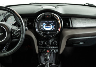 Подержанный автомобиль MINI Hatch 2015 года (14 фото)