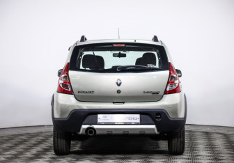 Подержанный автомобиль Renault Sandero 2012 года (6 фото)