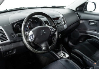 Подержанный автомобиль Citroen C-Crosser 2012 года (11 фото)