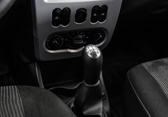 Подержанный автомобиль Renault Sandero 2013 года (11 фото)