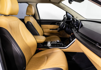 Подержанный автомобиль Kia Carnival 2022 года (23 фото)