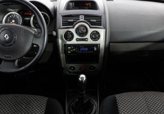 Подержанный автомобиль Renault Megane Sedan 2005 года (11 фото)