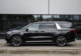 Подержанный автомобиль Kia Carnival 2024 года (9 фото)