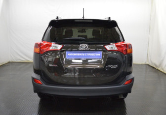 Подержанный автомобиль Toyota RAV4 2014 года (6 фото)