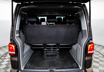 Подержанный автомобиль Volkswagen Caravelle 2013 года (19 фото)