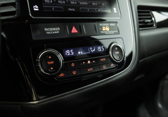 Подержанный автомобиль Mitsubishi Outlander 2017 года (16 фото)