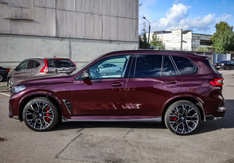 Подержанный автомобиль BMW X5 M 2021 года (33 фото)