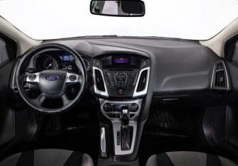 Подержанный автомобиль Ford Focus Sedan 2011 года (10 фото)