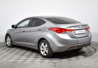 Подержанный автомобиль Hyundai Elantra Sedan 2011 года (7 фото)