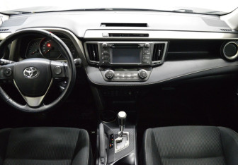 Подержанный автомобиль Toyota RAV4 2015 года (14 фото)