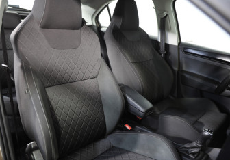 Подержанный автомобиль Skoda Rapid Liftback 2020 года (23 фото)