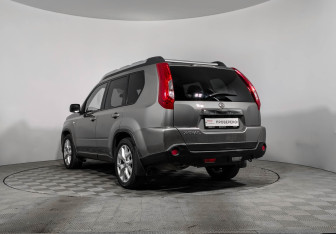 Подержанный автомобиль Nissan X-Trail 2012 года (7 фото)