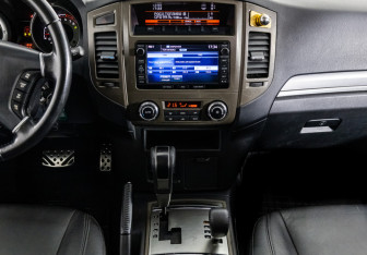 Подержанный автомобиль Mitsubishi Pajero 2015 года (14 фото)