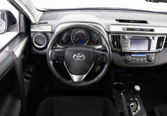 Подержанный автомобиль Toyota RAV4 2013 года (11 фото)