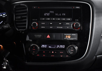Подержанный автомобиль Mitsubishi Outlander 2017 года (16 фото)