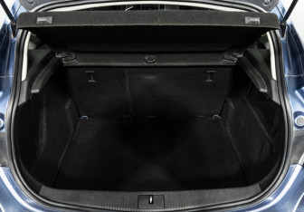 Подержанный автомобиль Opel Astra Hatchback 2013 года (17 фото)