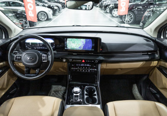 Подержанный автомобиль Kia Carnival 2021 года (15 фото)