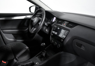 Подержанный автомобиль Skoda Octavia Liftback 2017 года (13 фото)