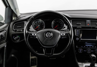 Подержанный автомобиль Volkswagen Golf Hatchback 2013 года (11 фото)