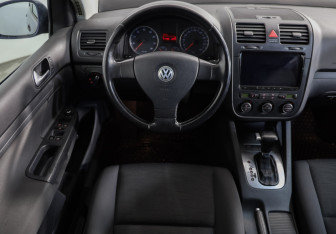 Подержанный автомобиль Volkswagen Golf Hatchback 2005 года (10 фото)