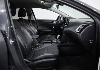 Подержанный автомобиль Kia Ceed Hatchback 2018 года (18 фото)