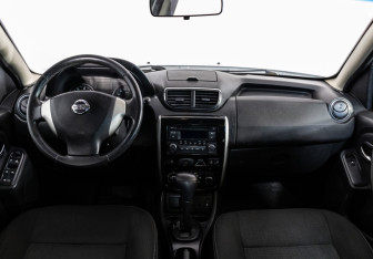 Подержанный автомобиль Nissan Terrano 2014 года (10 фото)