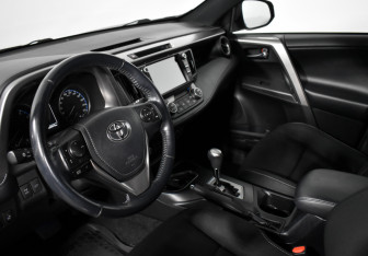 Подержанный автомобиль Toyota RAV4 2018 года (9 фото)