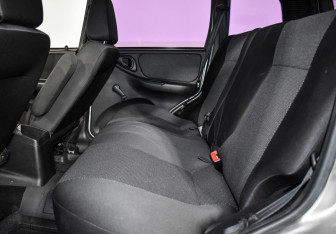 Подержанный автомобиль Chevrolet Niva 2011 года (11 фото)