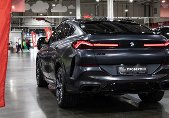 Подержанный автомобиль BMW X6 2022 года (10 фото)