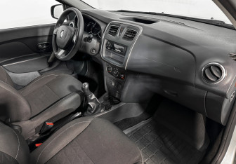 Подержанный автомобиль Renault Sandero 2018 года (13 фото)