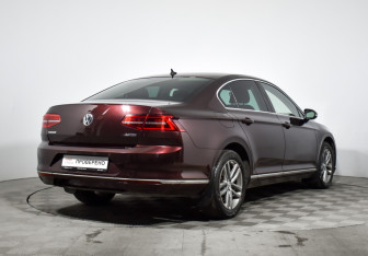 Подержанный автомобиль Volkswagen Passat Sedan 2017 года (5 фото)