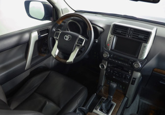 Подержанный автомобиль Toyota Land Cruiser Prado 2012 года (8 фото)