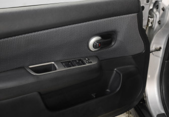 Подержанный автомобиль Nissan Tiida Hatchback 2008 года (17 фото)