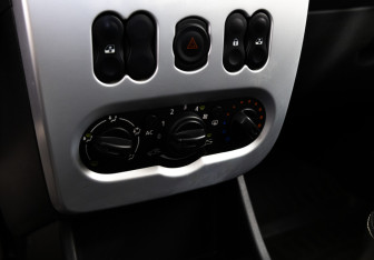 Подержанный автомобиль Renault Sandero 2012 года (12 фото)