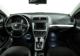 Подержанный автомобиль Skoda Octavia Liftback 2010 года (13 фото)