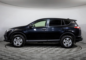 Подержанный автомобиль Toyota RAV4 2015 года (9 фото)
