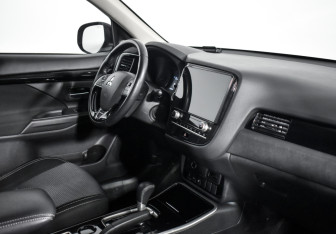 Подержанный автомобиль Mitsubishi Outlander 2022 года (13 фото)